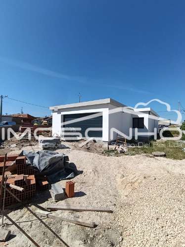Moradia T3 de linhas modernas