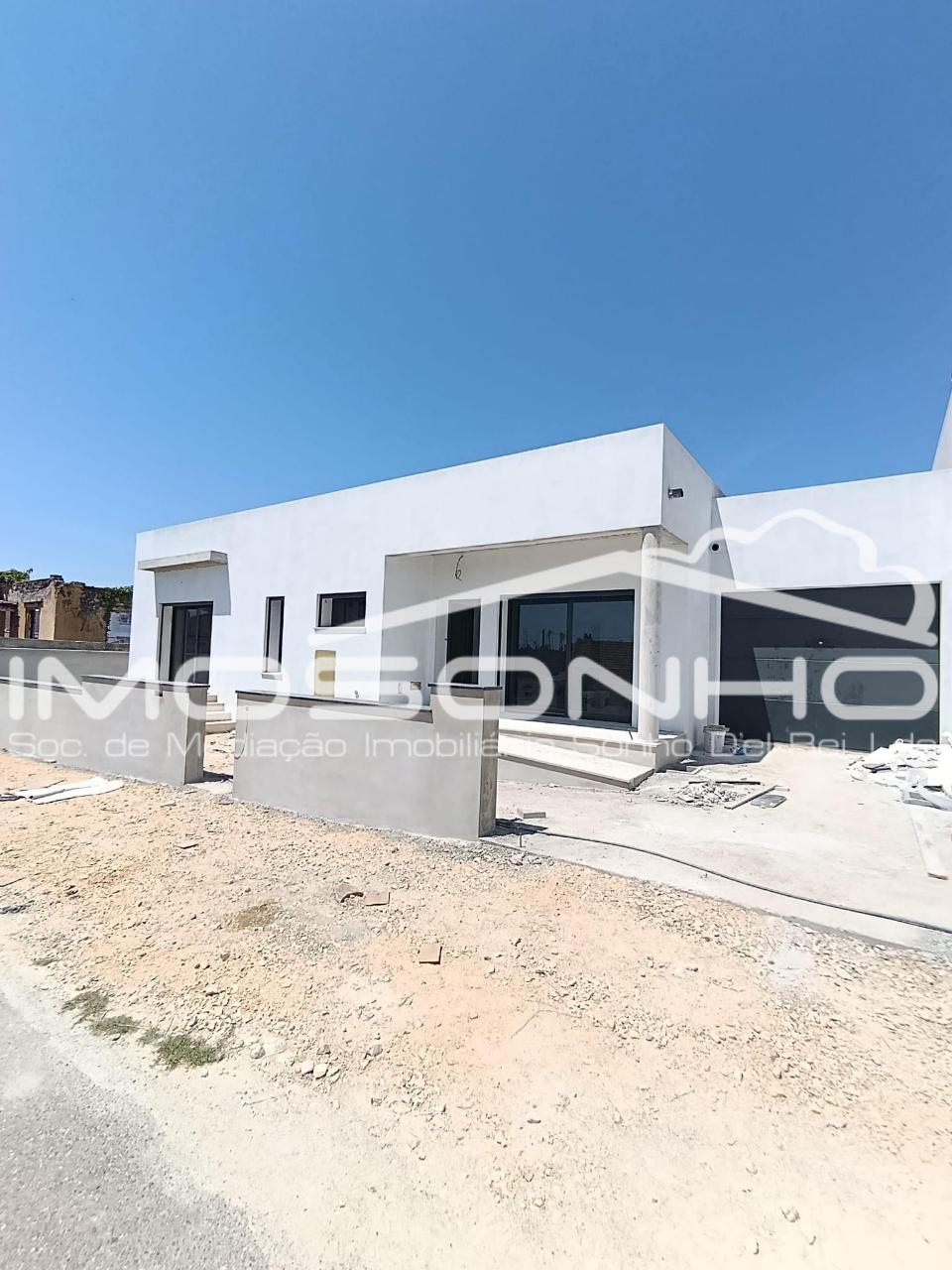 Moradia T3 Nova | Design Moderno | Eficiência A+ | Jardim, Garagem e Excelente Localização