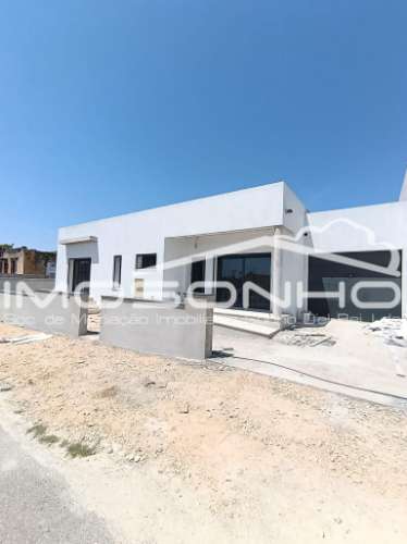 Moradia T3 Nova | Design Moderno | Eficiência A+ | Jardim, Garagem e Excelente Localização