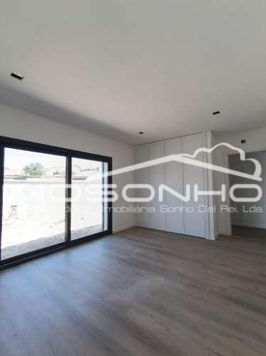 Moradia T3 Nova | Design Moderno | Eficiência A+ | Jardim, Garagem e Excelente Localização