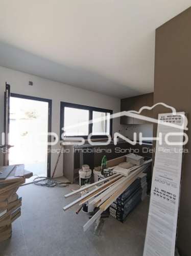 Moradia T3 Nova | Design Moderno | Eficiência A+ | Jardim, Garagem e Excelente Localização