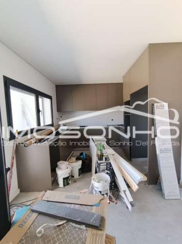 Moradia T3 Nova | Design Moderno | Eficiência A+ | Jardim, Garagem e Excelente Localização