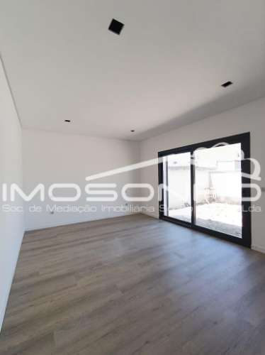 Moradia T3 Nova | Design Moderno | Eficiência A+ | Jardim, Garagem e Excelente Localização