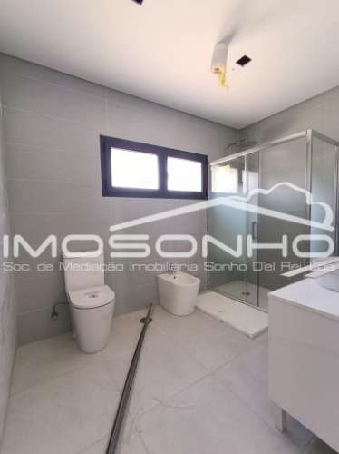 Moradia T3 Nova | Design Moderno | Eficiência A+ | Jardim, Garagem e Excelente Localização