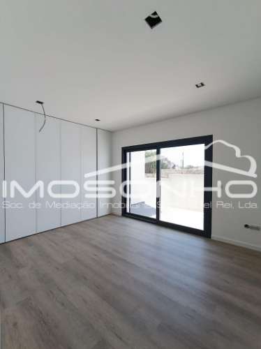 Moradia T3 Nova | Design Moderno | Eficiência A+ | Jardim, Garagem e Excelente Localização