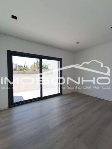Moradia T3 Nova | Design Moderno | Eficiência A+ | Jardim, Garagem e Excelente Localização