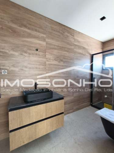 Moradia T3 Nova | Design Moderno | Eficiência A+ | Jardim, Garagem e Excelente Localização