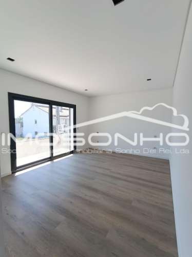 Moradia T3 Nova | Design Moderno | Eficiência A+ | Jardim, Garagem e Excelente Localização