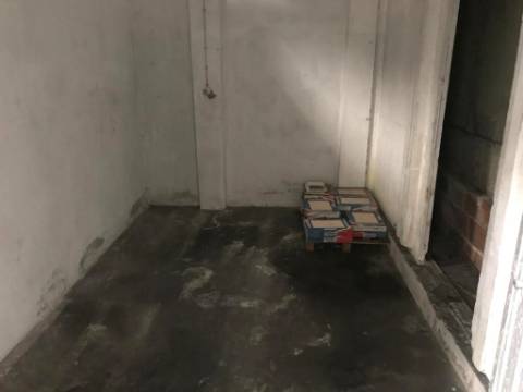 Grande Armazém Maia com 2 logradouros e portão de acesso a TIR
