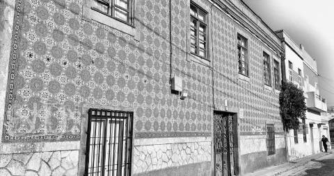 Excelente prédio na ARU Valadares - Junto à Estação Lic. Habitação, comércio.