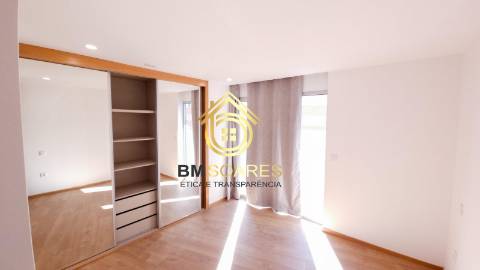 T2 novo - Cond. Fechado, L. garagem, jardim,
