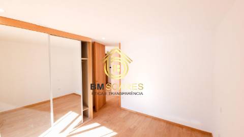 T2 novo - Cond. Fechado, L. garagem, jardim,