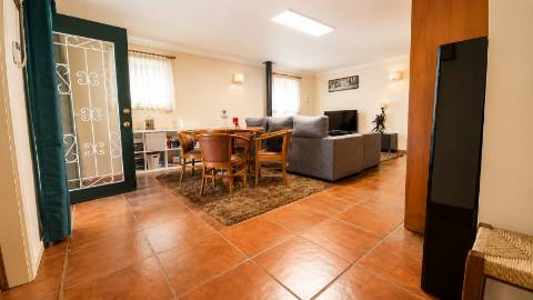 Moradia 4 frentes, jardim, garagem, 3 quartos - Portugal