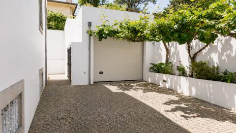 Moradia 4 frentes, jardim, garagem, 3 quartos - Portugal