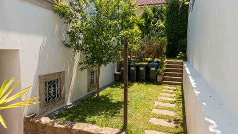 Moradia 4 frentes, jardim, garagem, 3 quartos - Portugal