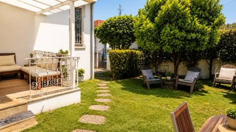Moradia 4 frentes, jardim, garagem, 3 quartos - Portugal