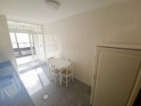 T2 Castelo da Maia, Garagem, Elevador, arrumos , varanda