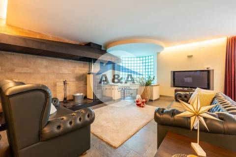 Exclusiva Propriedade de Luxo com Áreas Generosas e Próxima das Praias