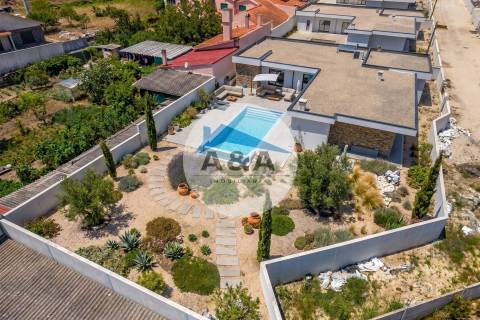 Moradia Térrea com Piscina Privativa a poucos Minutos da Nazaré