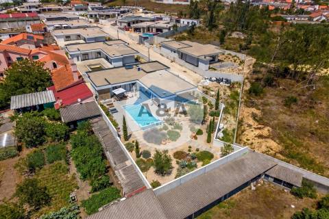 Moradia Térrea com Piscina Privativa a poucos Minutos da Nazaré