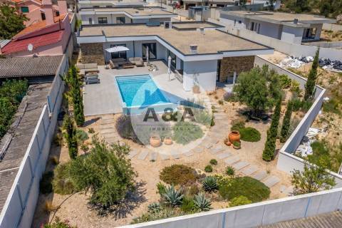 Moradia Térrea com Piscina Privativa a poucos Minutos da Nazaré