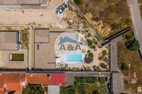Moradia Térrea com Piscina Privativa a poucos Minutos da Nazaré