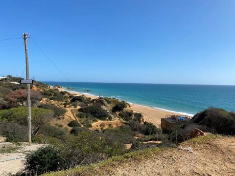 Terreno com ruinas junto ao mar em Albufeira