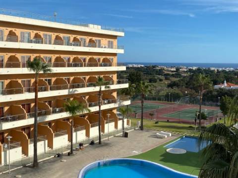 Agradável apartamento T1 equipado e mobilado, vista piscina e mar- Albufeira