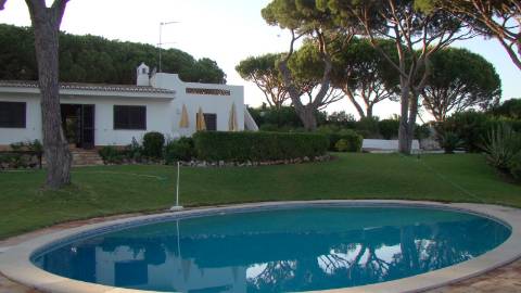 Casa térrea com piscina e vista maravilhosa sobre o mar