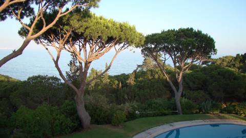 Casa térrea com piscina e vista maravilhosa sobre o mar