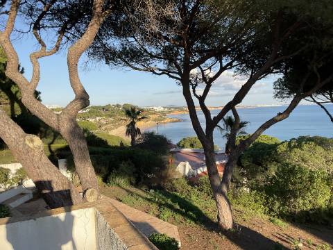 Casa térrea com piscina e vista maravilhosa sobre o mar