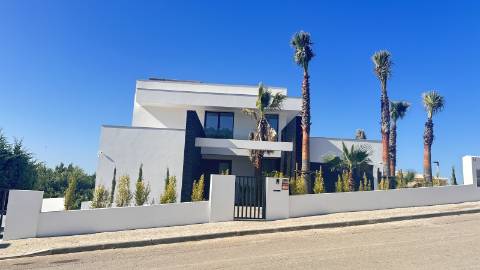 MAGNIFICA MORADIA T4 COM PISCINA E VISTA MAR