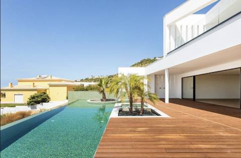 MAGNIFICA MORADIA T4 COM PISCINA E VISTA MAR