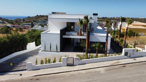 MAGNIFICA MORADIA T4 COM PISCINA E VISTA MAR
