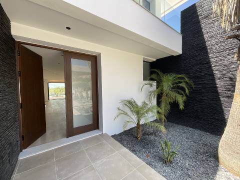 MAGNIFICA MORADIA T4 COM PISCINA E VISTA MAR