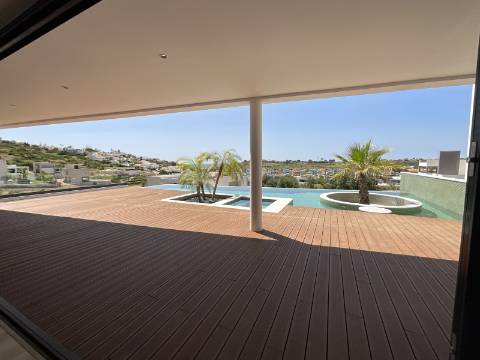 MAGNIFICA MORADIA T4 COM PISCINA E VISTA MAR