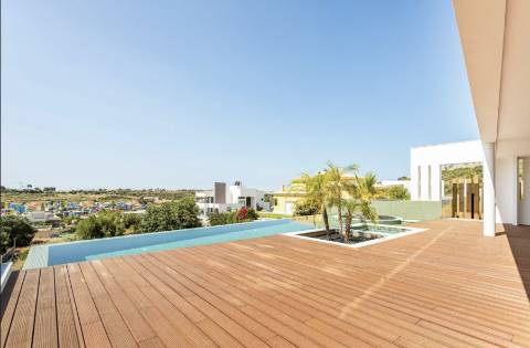 MAGNIFICA MORADIA T4 COM PISCINA E VISTA MAR