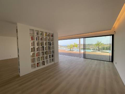 MAGNIFICA MORADIA T4 COM PISCINA E VISTA MAR