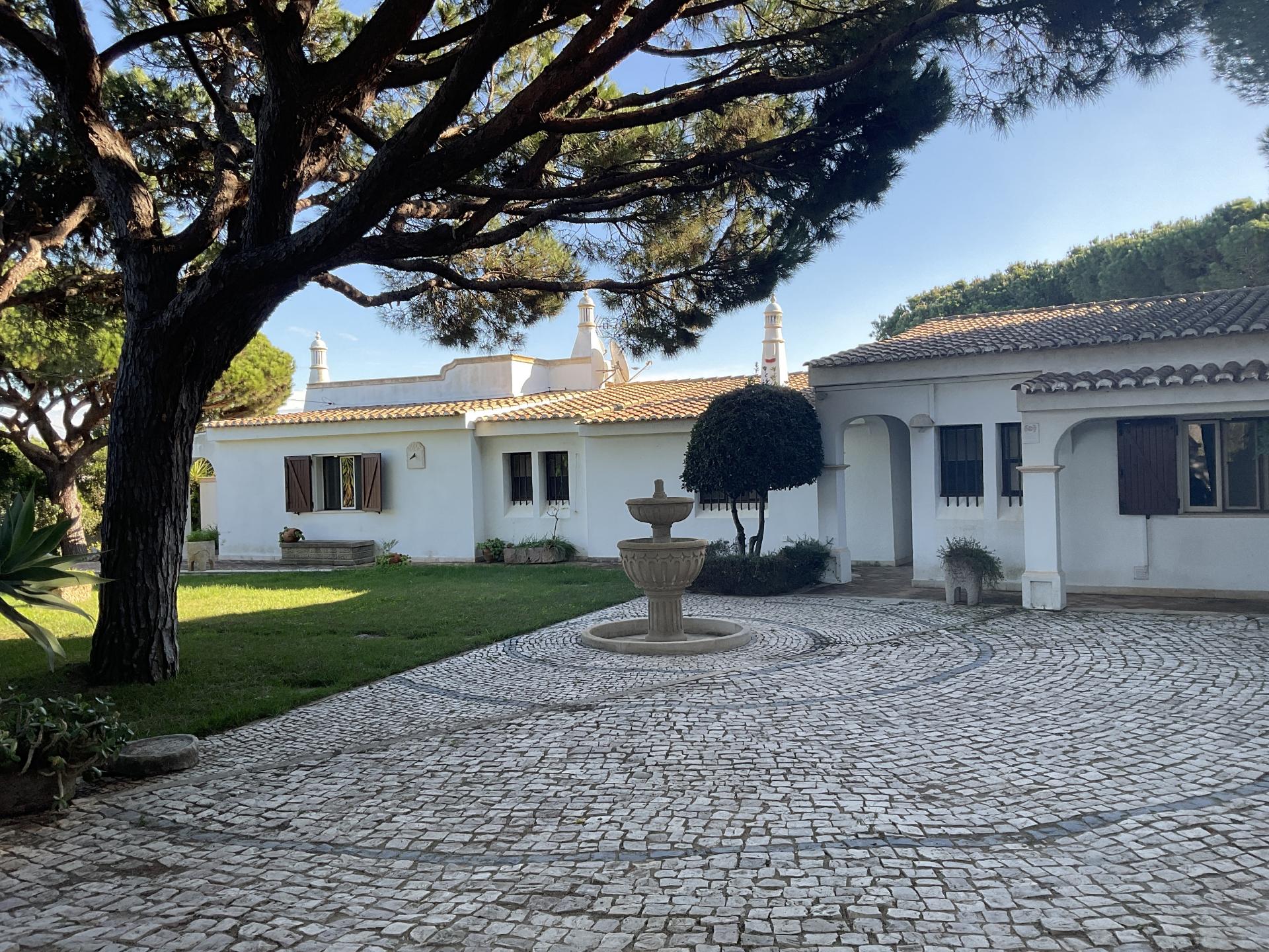 Excelente moradia com piscina e vista de mar.