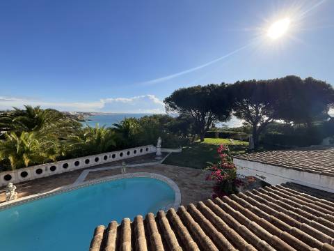Excelente moradia com piscina e vista de mar.