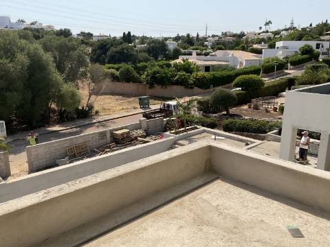 Excelente moradia T3 +1 com piscina em condómino de prestígio