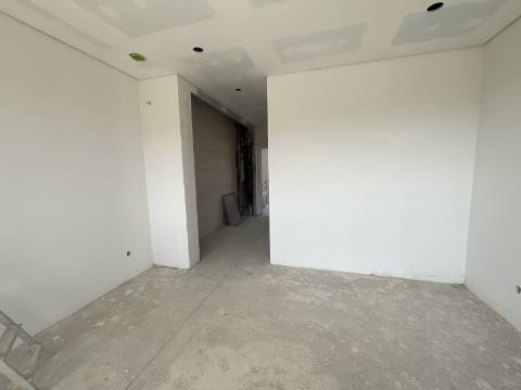 Excelente moradia T3 +1 com piscina em condómino de prestígio