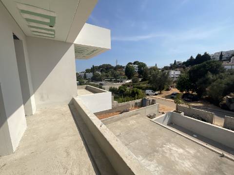 Excelente moradia T3 +1 com piscina em condómino de prestígio