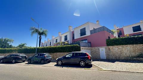 Moradia T3 com piscina e garagem