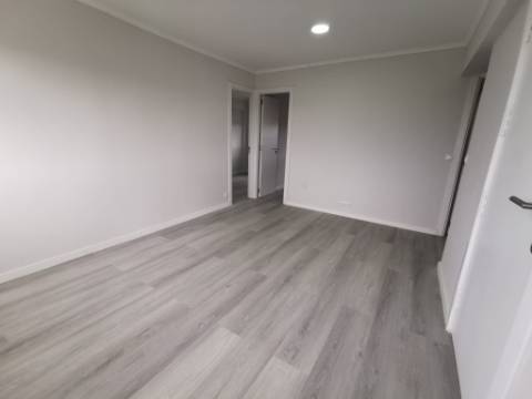 Apartamento T2 em Oeiras | TOTALMENTE REMODELADO