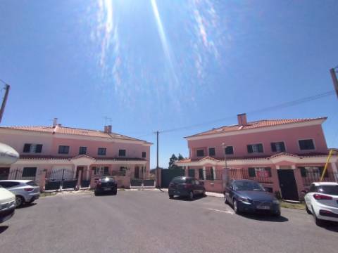 Moradia T6+1 com logradouro | BI-FAMILIAR | Totalmente remodelada | Albarraque