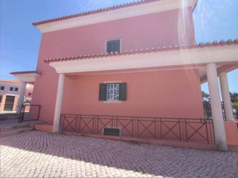 Moradia T6+1 com logradouro | BI-FAMILIAR | Totalmente remodelada | Albarraque