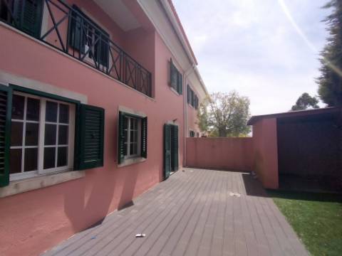 Moradia T6+1 com logradouro | BI-FAMILIAR | Totalmente remodelada | Albarraque