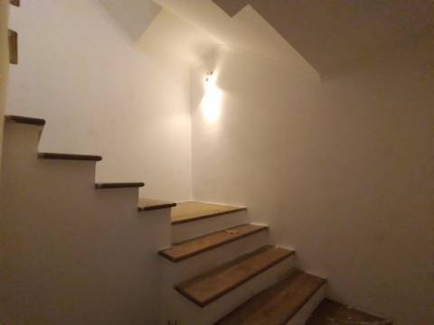 Moradia T6+1 com logradouro | BI-FAMILIAR | Totalmente remodelada | Albarraque