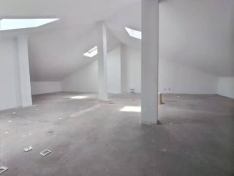 Moradia T6+1 com logradouro | BI-FAMILIAR | Totalmente remodelada | Albarraque